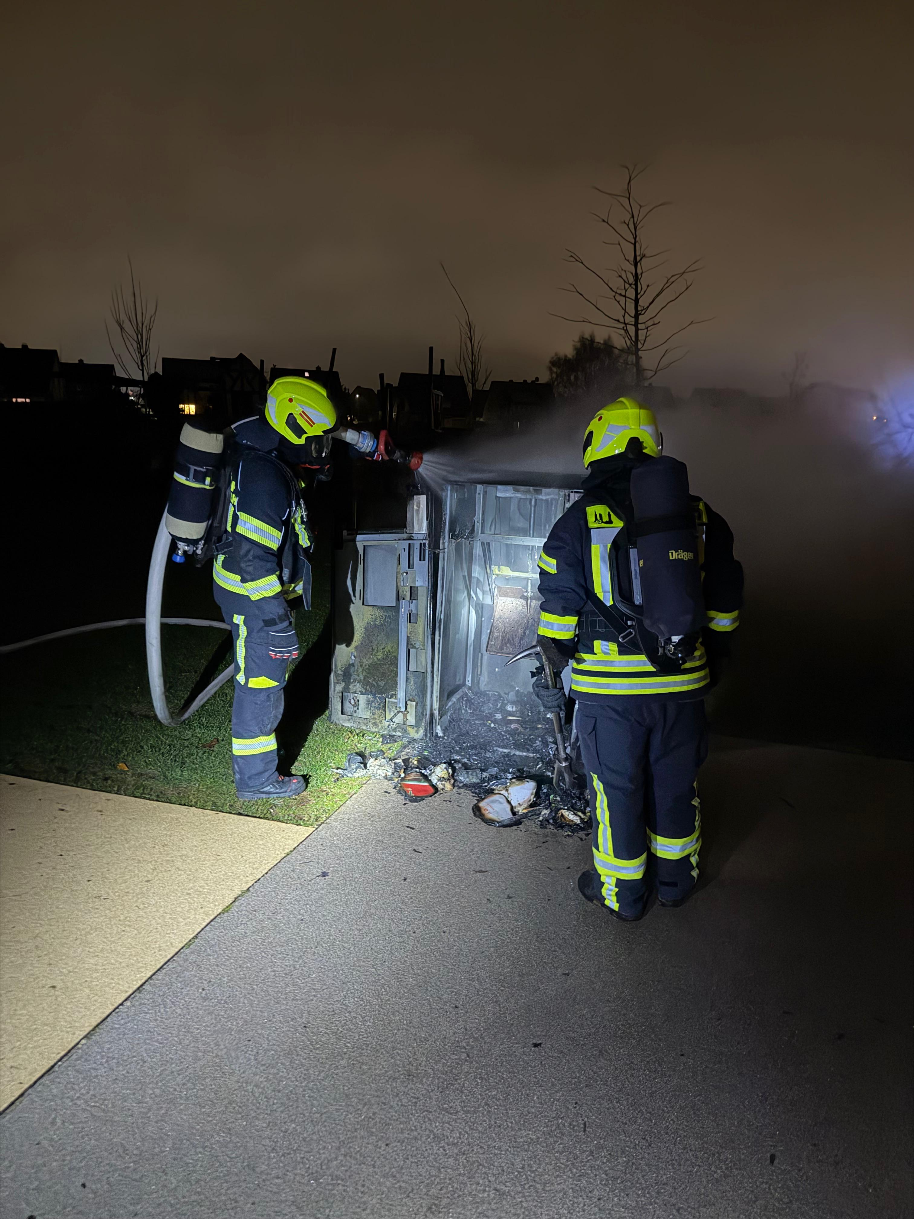Einsatzfoto F 1 brennt Mülltonne