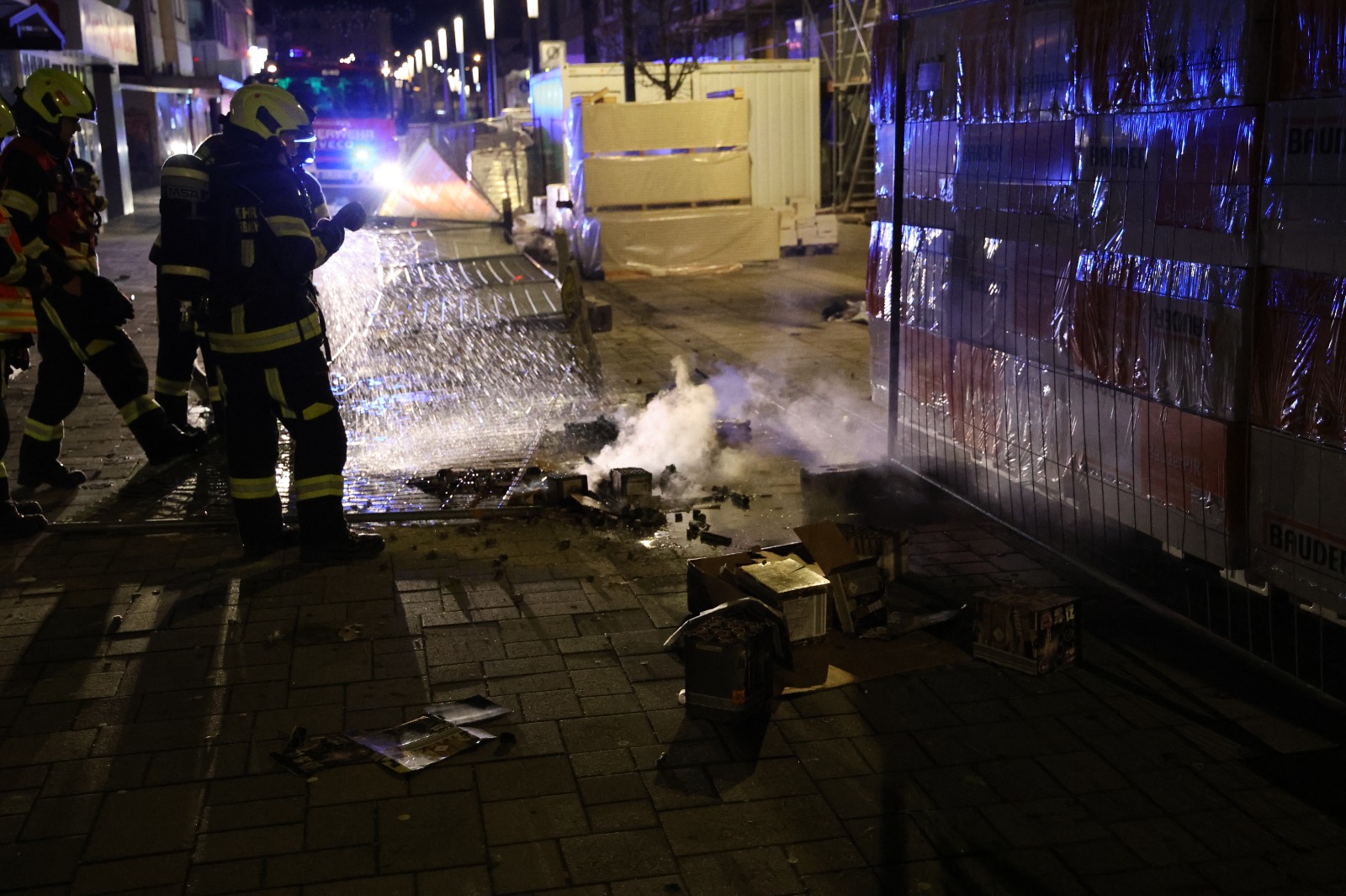 Einsatzfoto F 1 brennen Böllerreste