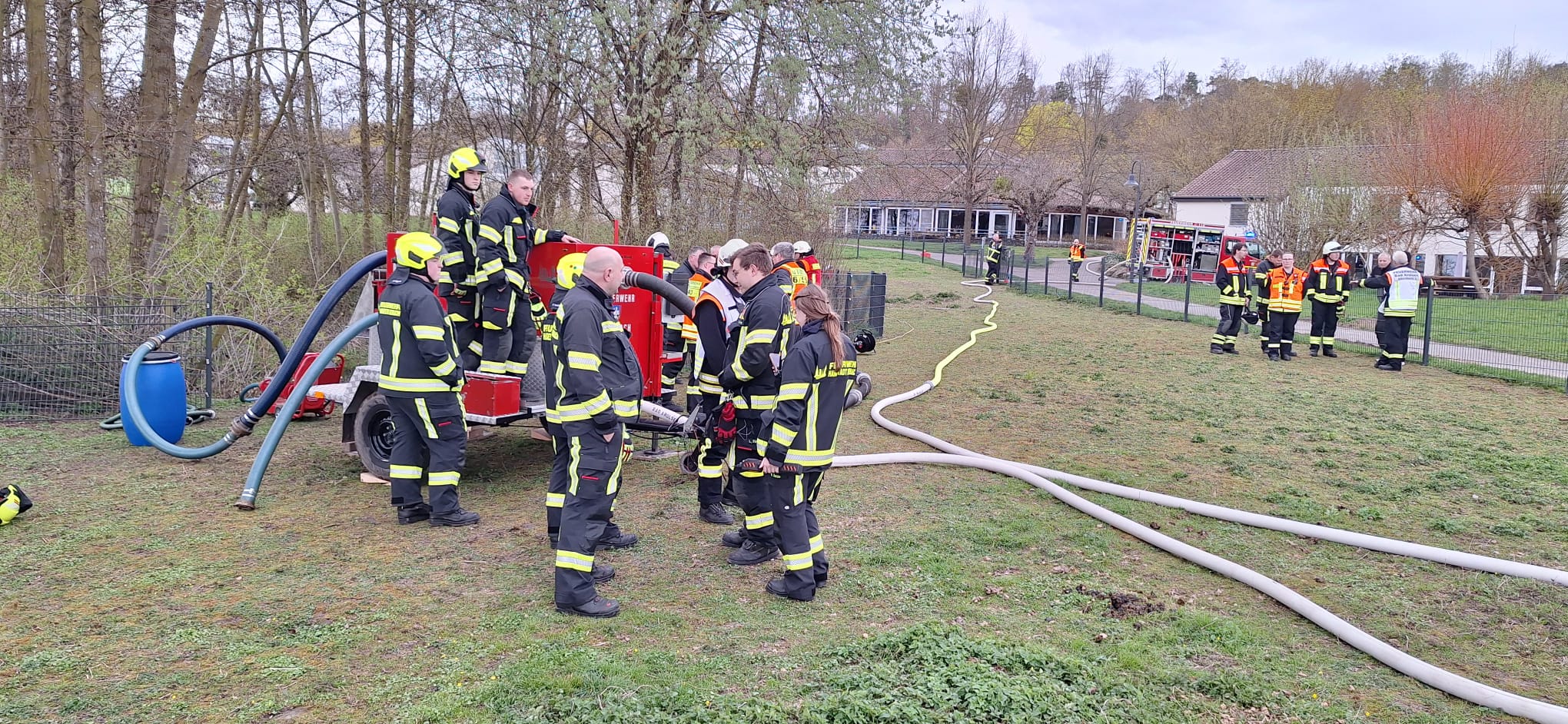Einsatzfoto H Gefahr 1 Heizöl ausgelaufen